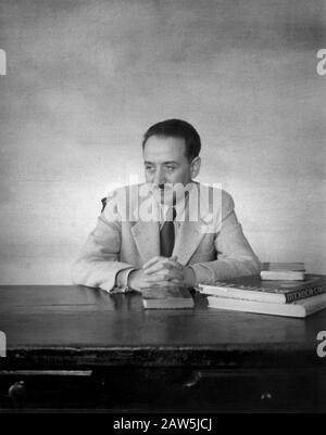 1945 , ZÜRICH , SCHWEIZ : Der gefeierte italienische Schriftsteller, der sozialistische Politiker IGNAZIO SILONE ( alias Secondo Tranquilli, 1900 - 1978 ), schrieb Stockfoto
