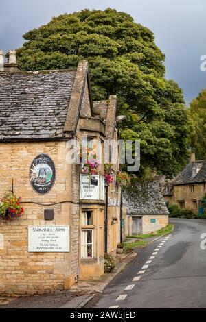 Snowshill Arms Pub und Gebäude in Cotswolds Dorf Snowshill, Gloucestershire, England, Großbritannien Stockfoto