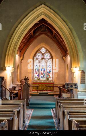 Glasfenster, Apse, Pulpit und Gotik der Kirche Saint Barnabas in Snowshill, Gloucestershire, England, Großbritannien Stockfoto