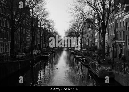 Amsterdam - 26/1/2020 - EIN Schwarz-Weiß-Blick von einer Brücke, ein generisches Bild, das überall in amsterdam zu sehen sein könnte Stockfoto