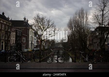 Oudegracht, UTRECHTER - 26/1/2020 - EIN Blick von einer Brücke in Utrechter könnte überall in Amsterdam oder in Utrechter sein, so ist er einigermaßen generisch Stockfoto