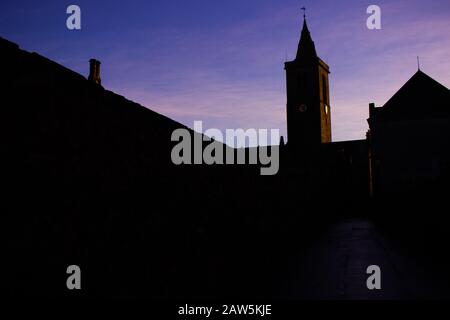 ST ANDREWS, SCHOTTLAND - 21/1/2020 - Silhouette von St. Salvators Quad mit dem Sonnenuntergang Himmel im Hintergrund Stockfoto
