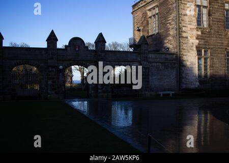 ST ANDREWS, SCHOTTLAND - 21/1/2020 - EIN Segment von St. Salvators Quad in der University of St. Andrews mit Reflexionen in Pfützen Stockfoto