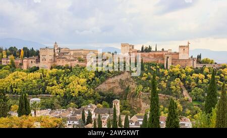 Panoramasicht auf die Alhambra von Granada von der Albaicin mit bewölktem Himmel, Andalucia, Spanien. Stockfoto