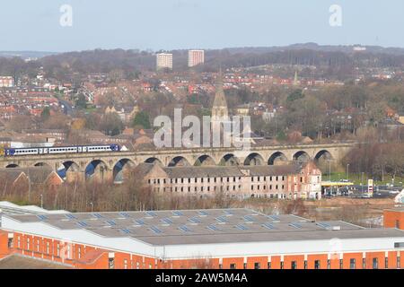 Ein Personenzug der Northern Rail fährt über den Kirkstall Viaduct in Leeds Stockfoto