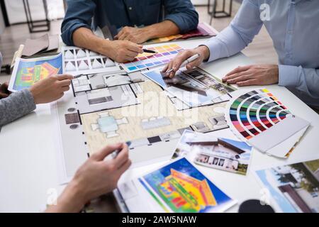 Architekten und Designer arbeiten an Farbauswahl für Haus Stockfoto