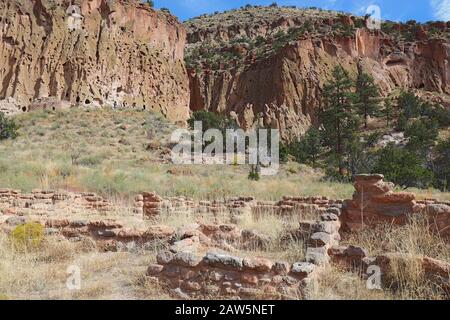 Teil der Tyuonyi-Ruinen der angestammten Pueblo-Völker mit einem rekonstruierten Pueblo an den Klippen entlang des Hauptschleifenweges im Frijoles Canyon bei Ba Stockfoto