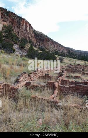 Teil der Tyuonyi-Ruinen der angestammten Pueblo-Völker an den Klippen entlang des Hauptschleifenweges im Frijoles Canyon am Bandelier National Monument ne Stockfoto