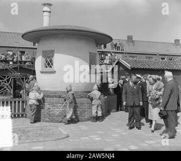 Königlicher Besuch in Leiden. Eröffnung des Spielplatzes Auf Unserer Insel in der Kortenaerstraat Leiden durch Königin Juliana Datum: 21. Mai 1954 Ort: Leiden, Südholland Schlüsselwörter: Besuch, Königinnen, Königtum, Spielplätze Stockfoto