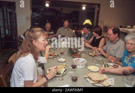 Austin, Texas: Großfamilie der Juden feiert Passahseder mit Service & Essen. ©Bob Daemmrich Stockfoto