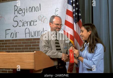 Pflugerville, Texas: Mittelschule Native American Girl gewinnt den zweiten Platz auf der regionalen Wissenschaftsmesse. HERR ©Bob Daemmrich Stockfoto