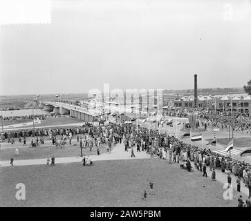 Zur Eröffnung des neuen Amstelbrugs Bürgermeisters Dailly hat der Bürgermeister das Band bis zum Datum gekürzt: 3. Juli 1954 Stichwörter: Bürgermeister, Eröffnungen Personenname: Ailly, Arnold Jan d'Amstel Brücke Stockfoto