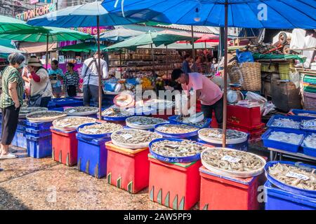 Bangkok, Thailand - 9. Januar 2020: Fischerstall auf dem Khlong Toei Wet Market. Dies ist der größte Nassmarkt der Stadt. Stockfoto