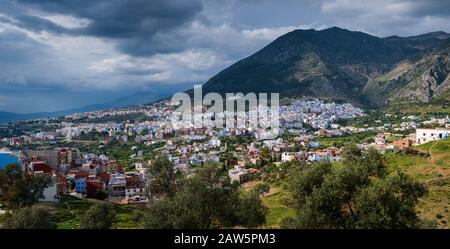 Chefchaouen, MAROKKO - CIRCA MAI 2018: Panoramablick auf Chefchaouen und die Rif Berge. Stockfoto