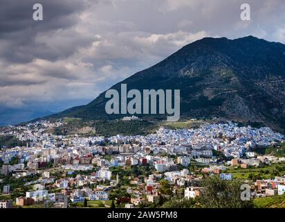 Chefchaouen, MAROKKO - CIRCA MAI 2018: Panoramablick auf Chefchaouen und die Rif Berge. Stockfoto