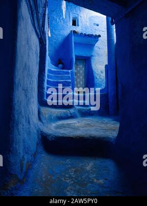 Chefchaouen, MAROKKO - CIRCA MAI 2018: Typische Tür und Einmünde der Straßen von Chefchaouen Stockfoto