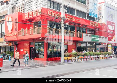 Bangkok, Thailand - 10. Januar 2020: Das Chicken Club Restaurant am Siam Platz. Dies ist ein trendiges Einkaufsviertel. Stockfoto