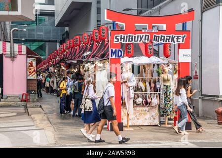 Bangkok, Thailand - 10. Januar 2020: Junge Leute, die am japanischen Markt Shibuya am Siam-Platz vorbeigehen. Dies ist ein trendiges Einkaufsviertel. Stockfoto