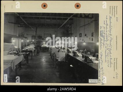 Beleuchtung Künstlicher Beleuchtung in der Textilfabrik Van den Briel und Verster Eindhoven; Alte schillernde Beleuchtung in der Nähstube mit 75 Watt Argalampen Datum: 1927 Standort: Eindhoven, Noord-Brabant Schlüsselwörter: Arbeit, Kunstbeleuchtung, Nähräume, Textilindustrie Institution Name: Briel und Fenster Stockfoto