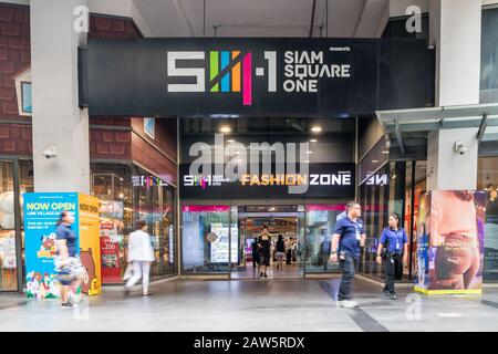 Bangkok, Thailand - 10. Januar 2020: Menschen, die auf dem Siam Square One einkaufen. Dies ist ein trendiges Einkaufsviertel. Stockfoto