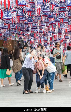 Bangkok, Thailand - 10. Januar 2020: Menschen, die ein selfie unter chinesischen Neujahrsdekorationen nehmen. Die Stadt hat viele chinesische Besucher Stockfoto