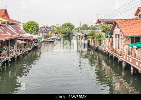 Blick von einer Brücke über den Kanal am Khlong Bang Luang Floating Market, Bangkok, Thailand Stockfoto