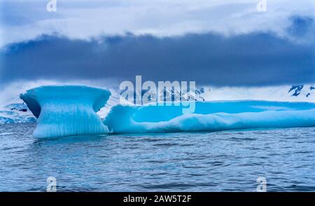 Blue Iceberg Glaciers Snow Moiuintains Charlotte Bay Antarktische Halbinsel Antarktis. Gletschereis blau, weil Luft aus Schnee gedrückt wurde. Stockfoto