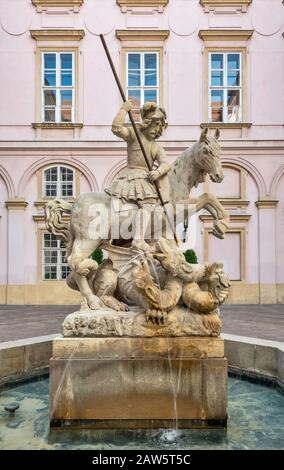 St. George Slays the Dragon, Statue im Innenhof des Primate's Palace, Bratislava, Slowakei Stockfoto