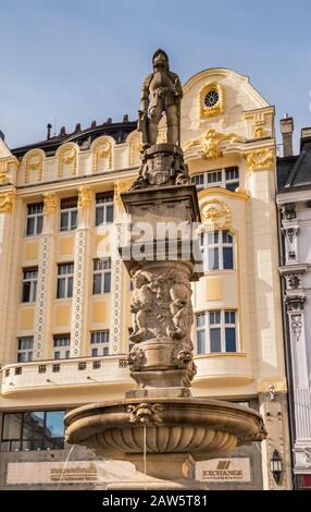 Rolandbrunnen, 1572, Statue von König Maximilian II. Oben, Palac Roland, 1906, hinten, am Hauptplatz (Hlavne namestie) in Bratislava, Slowakei Stockfoto