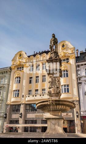 Rolandbrunnen, 1572, Statue von König Maximilian II. Oben, Palac Roland, 1906, hinten, am Hauptplatz (Hlavne namestie) in Bratislava, Slowakei Stockfoto