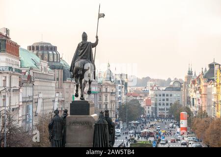 Prag, TSCHECHIEN - 31. OKTOBER 2019: Panorama von Vaclaske Namesti, oder Wenzelsplatz, mit der Statue des Heiligen Wenzel (Svaty Vaclav) im Hintergrund, a Stockfoto