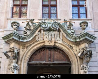 Atlantes am Hausportal an der Panska-Straße, Altstadt in Bratislava, Slowakei Stockfoto