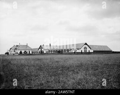 Model Farm Lactaria to Stevensbeek Annotation: Im Jahr 1910 verkaufte die Gemeinde Sambeek 455 Hektar unbebautes Land an J.H.B. Klijnen aus Maastricht. Die die Firma Lactaria SA gründete, ein Bauernhaus für den Bergbau auf. In kurzer Zeit wurde der zugehörige Boden aus unermesslichen Mooren, in Bau und Grünland umgewandelt. Der Anbau und die Ernte gehörten ursprünglich der niederländischen Heidemaatschappij. Die neue "Siedlung" Lactaria bestand aus einer Musterfarm und dreifachen Arbeitern. Datum: Undatierter Ort: Stevens Brook Schlüsselwörter: Farms Stockfoto