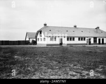 Model Farm Lactaria to Stevensbeek Annotation: Im Jahr 1910 verkaufte die Gemeinde Sambeek 455 Hektar unbebautes Land an J.H.B. Klijnen aus Maastricht. Die die Firma Lactaria SA gründete, ein Bauernhaus für den Bergbau auf. In kurzer Zeit wurde der zugehörige Boden aus unermesslichen Mooren, in Bau und Grünland umgewandelt. Der Anbau und die Ernte gehörten ursprünglich der niederländischen Heidemaatschappij. Die neue "Siedlung" Lactaria bestand aus einer Musterfarm und dreifachen Arbeitern. Datum: Undatierter Ort: Stevens Brook Schlüsselwörter: Farms Stockfoto