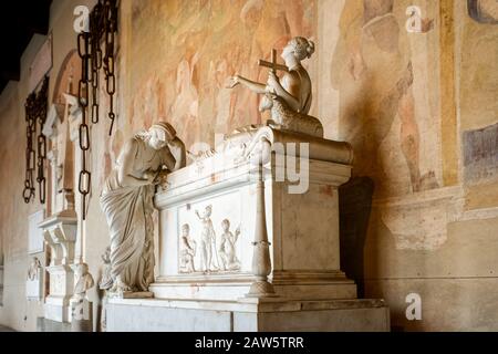 Statuen erinnern die Toten in der alten Gruft und auf dem Friedhof von Camposanto Monumentale auf dem Platz der Wunder in der toskanischen Stadt Pisa, Italien Stockfoto