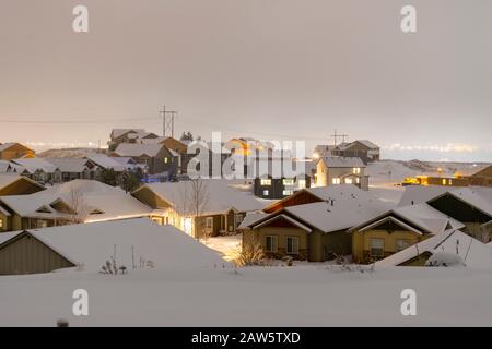 Neue Häuser werden in einer Bergunterteilung in den Vororten von Spokane Washington gebaut, die im Winter von Nebel und Schnee bedeckt sind. Stockfoto