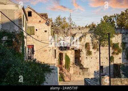 Wohnwohnungen mit Wäscherei, die an den Ruinen und Steinmauern im alten Diokletian-Palast in Split Croatia hängen Stockfoto