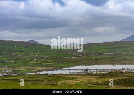 Blick auf Portmagee, Halbinsel Iveragh, mit Brücke über Portmagee Channel zur Insel Valentia (im Hintergrund), County Kerry, Irland, Europa Stockfoto