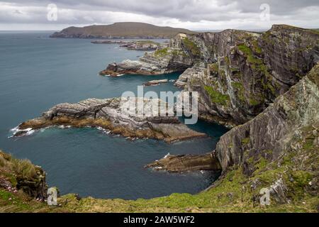 Kerry Cliffs in der Nähe von Portmagee, Halbinsel Iveragh, County Kerry, Irland, Europa, mit Blick auf die Insel Valentia im Rücken Stockfoto