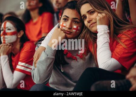 Sportfans sehen traurig aus, nachdem sie ein Spiel verloren haben. Die englischen Fußballfans waren enttäuscht, als sie ein Spiel im Stadion sahen. Stockfoto