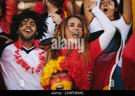 Deutsche Zuschauer jubeln im Stadion ihrer Nationalmannschaft zu. Menschen aus Deutschland im Fanzonspringen und Chanzen für ihre Fußballmannschaft. Stockfoto