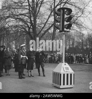 Königin Juliana besucht die Verkehrsschule für die Nationalpolizei Varenkamp Utrechter und betrachtet den mobilen Verkehr Datum: 10. April 1962 Ort: Utrechter (Provinz), Utrechter (Stadt) Schlüsselwörter: Queens, Polizei, Name der Verkehrsperson: Juliana (Königin Niederlande) Institutionenname: Nationale Polizei, Varenkamp, ​​ Stockfoto