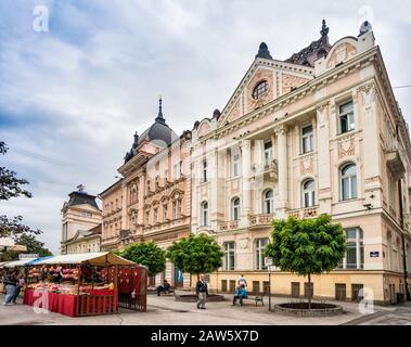 Gebäude aus dem späten 19. Jahrhundert im Jugendstil am Trg Slobode (Liberty-Platz) in Novi Sad, Vojvodina, Serbien Stockfoto