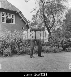 König Leopold-Eindhoven nimmt an Golfwettkämpfen Teil. König Leopold-Belgien Datum: 21. Juni 1963 Ort: Eindhoven Schlagwörter: Name der Golfperson: Leopold-III (König Belgien) Stockfoto