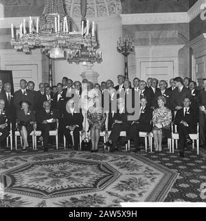 Königin Juliana im Schloss Soestdijk erhielt eine Gruppe von Teilnehmern der Genetis. Ihre Majestät inmitten der Kongressabgeordneten Datum: 5. September 1963 Ort: Soestdijk, Utrechter (Provinz) Schlüsselwörter: Kongressmitglieder, Teilnehmer, Königinnen Personenname: Juliana (Königin Niederlande) Institution Name: Palast Soestdijk Stockfoto