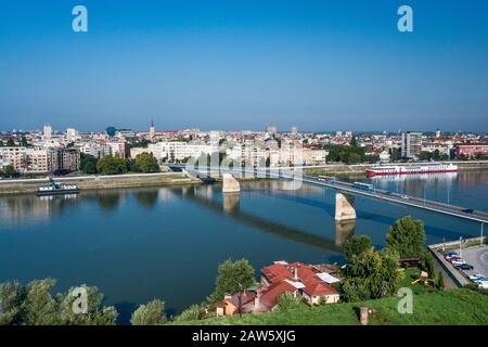 Blick auf Novi Sad über den Donau-Fluss von der Festung Petrovaradin, Novi Sad, Vojvodina, Serbien Stockfoto