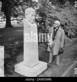 Denkmal Herman Heijermans zurück auf Leidsebosje, Bildhauer Hildo Krop machte die Veröffentlichung Datum: 1. Juni 1964 Ort: Amsterdam, Noord-Holland Schlüsselwörter: Bildhauer, Denkmäler, Enthüllungen Personenname: Heijermans, Herman, Krop, Hildo Stockfoto