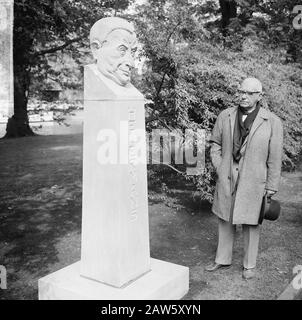 Denkmal Herman Heijermans zurück auf Leidsebosje, Bildhauer Hildo Krop machte die Veröffentlichung Datum: 1. Juni 1964 Ort: Amsterdam, Noord-Holland Schlüsselwörter: Bildhauer, Denkmäler, Enthüllungen Personenname: Heijermans, Herman, Krop, Hildo Stockfoto