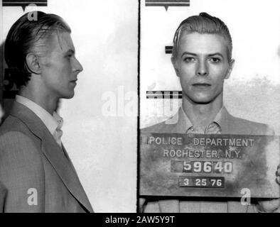 1976 , 25. märz , Rochester , New York , USA : Der gefeierte britische Rockstar und Schauspieler DAVID BOWIE (* 1947 - 2016 ) in der Polizeiabteilung Mugshots . A Stockfoto