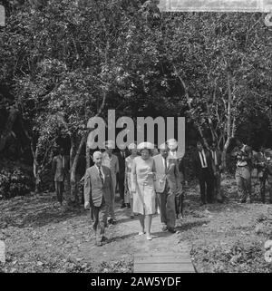 Prinzessin Beatrix in Suriname, die Prinzessin begleitete va ir Samson, Minister Radhakishun (l) machen Tour in den Kakaogärten LVV. Datum: 11. März 1965 Ort: Suriname Schlüsselwörter: Besuch, Prinzessinnen, Touren Personenname: Beatrix, Prinzessin, Ir. Samson Stockfoto